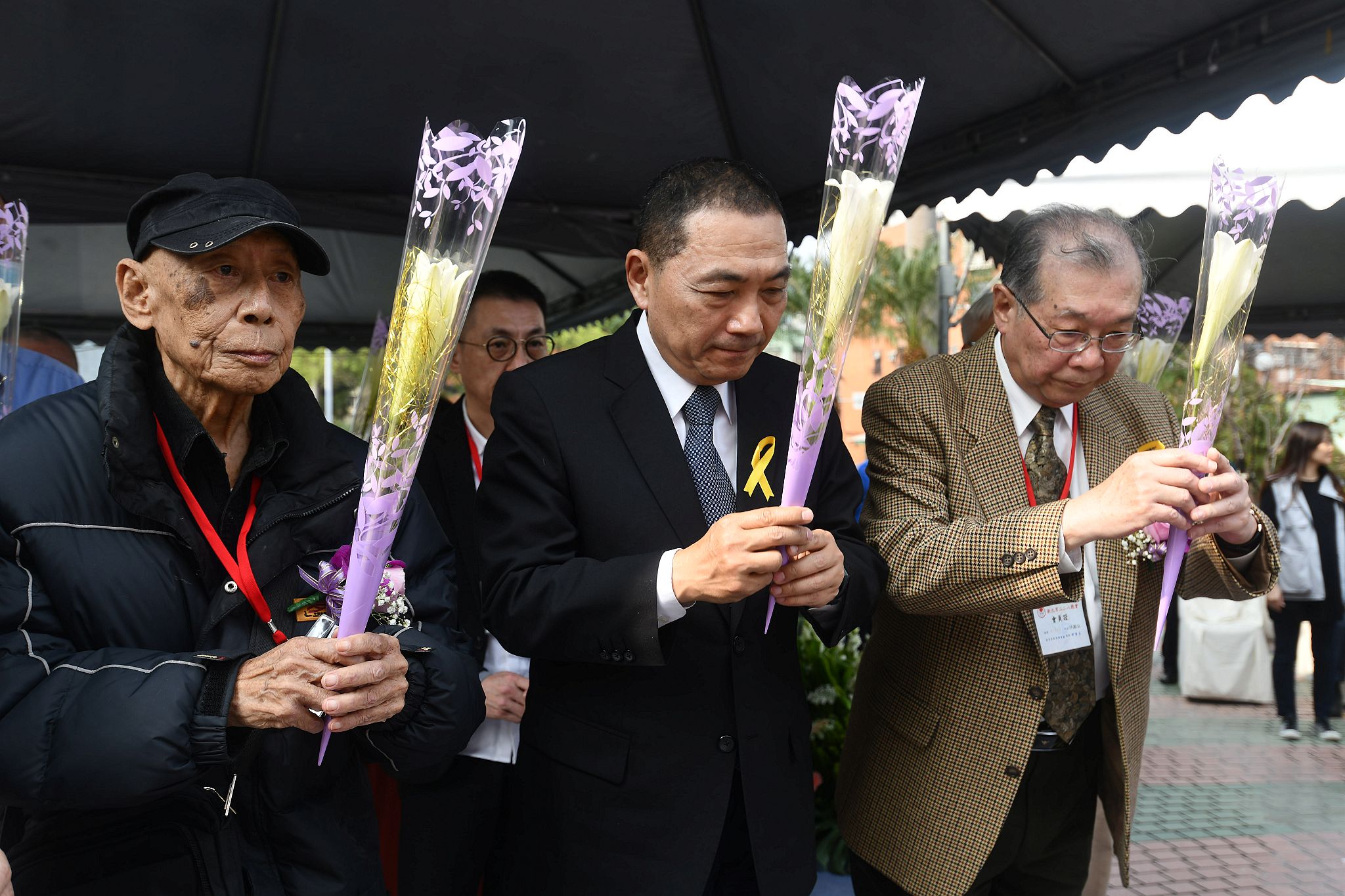 侯市長手執鮮花走到紀念碑前獻花，以示哀悼