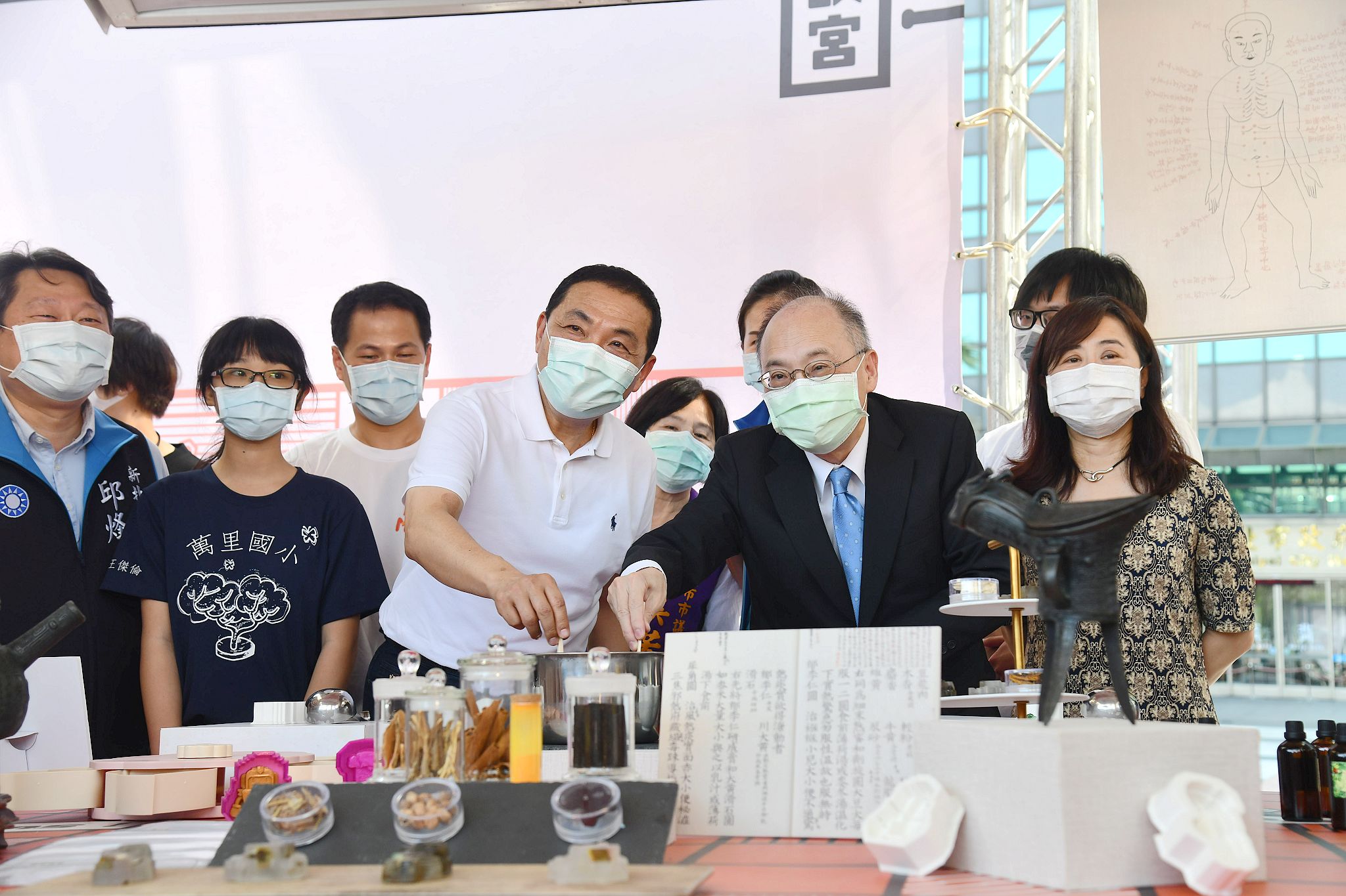 侯市長與萬里國小學生一起體驗抗菌皂製作