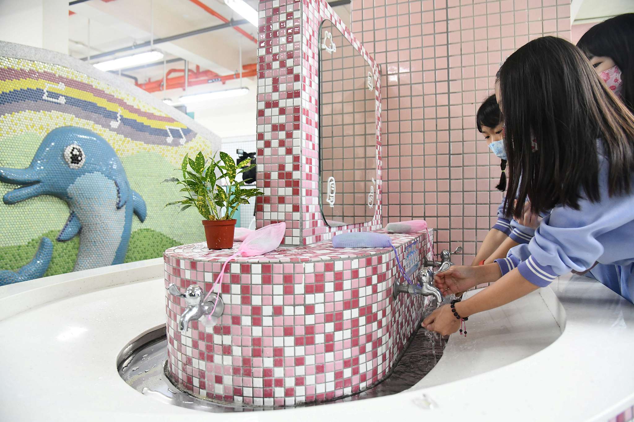 侯友宜市長表示，明亮、溫馨、有藝術感，兼具品德教育，才是很棒的廁所改造。
