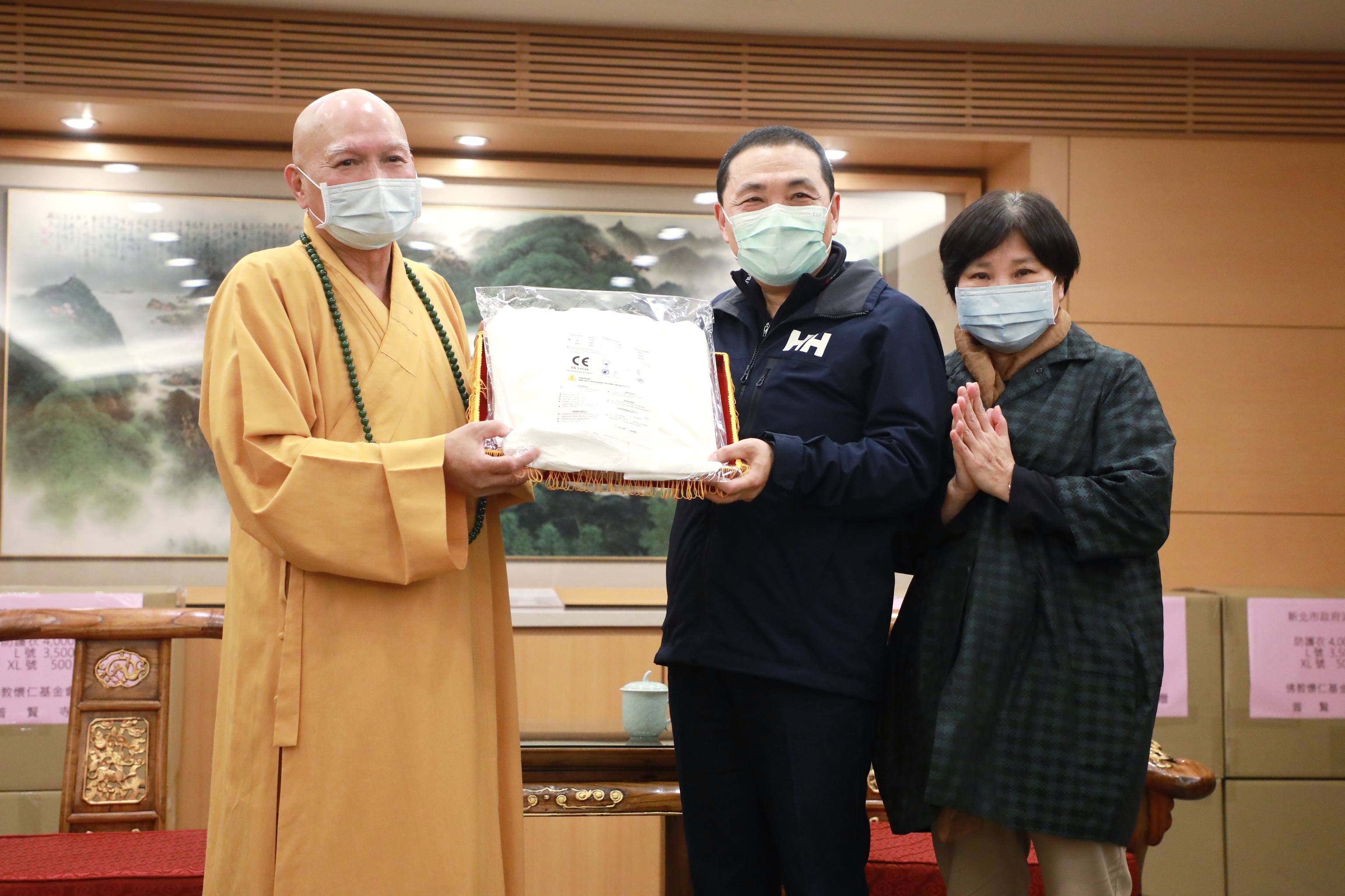 三峽普賢寺捐贈8千件全身式防護衣，由侯友宜市長代表受贈。