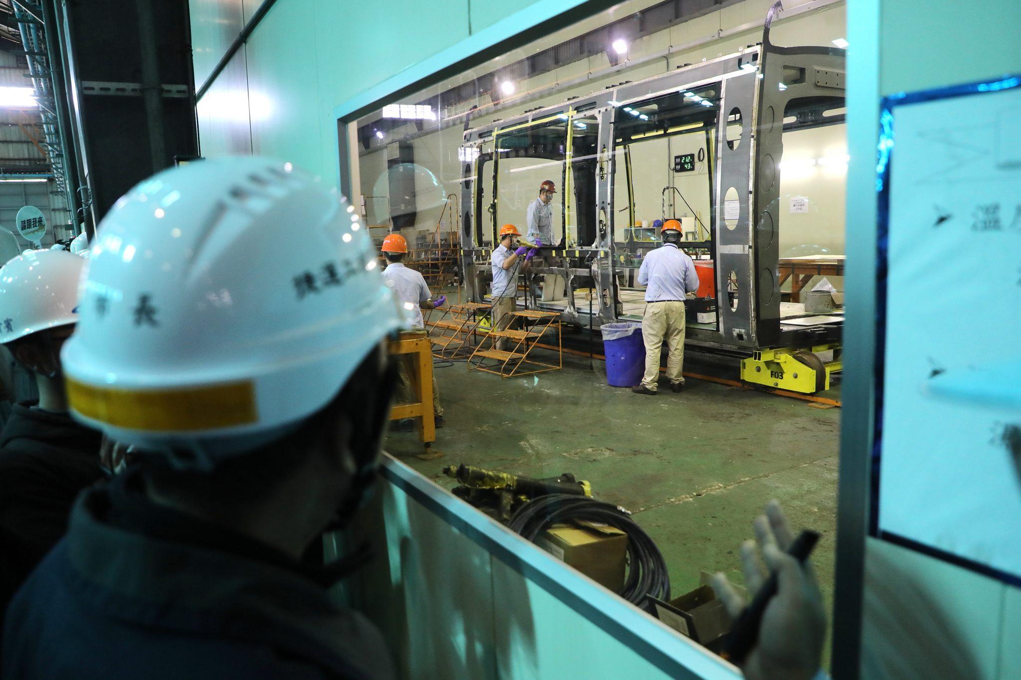 安坑輕軌列車由台灣車輛公司組裝完成，針對淡海輕軌經驗軟硬體全面優化升級