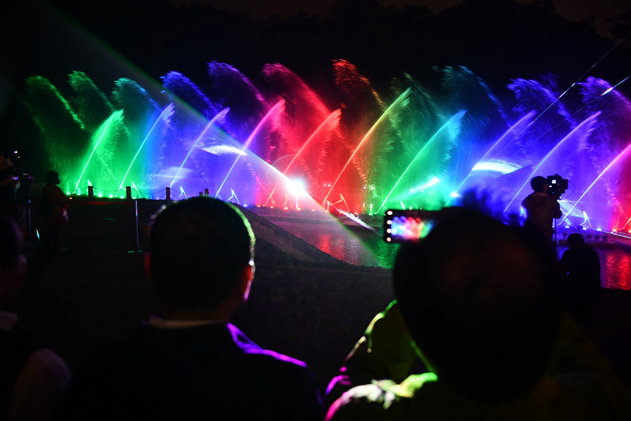 「2020碧潭水舞光影秀」由新加坡頂尖光雕團對策劃，以動畫投射於水幕並搭配光雕雷射，交織成絢爛的水舞表演