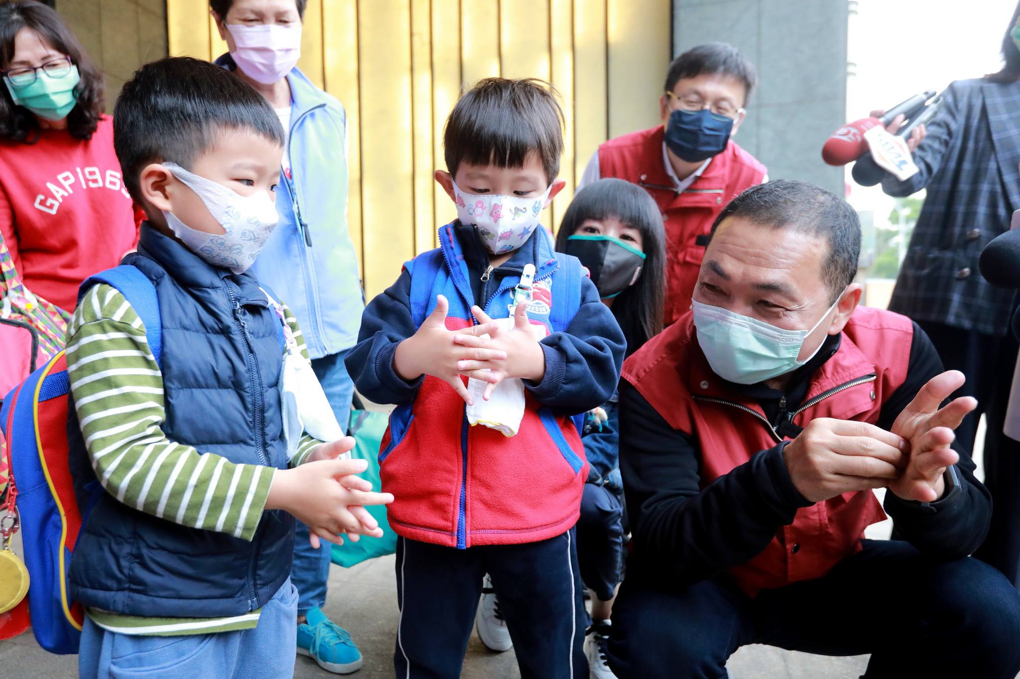 侯友宜市長視察幼童車防疫措施，與小朋友演練洗手步驟