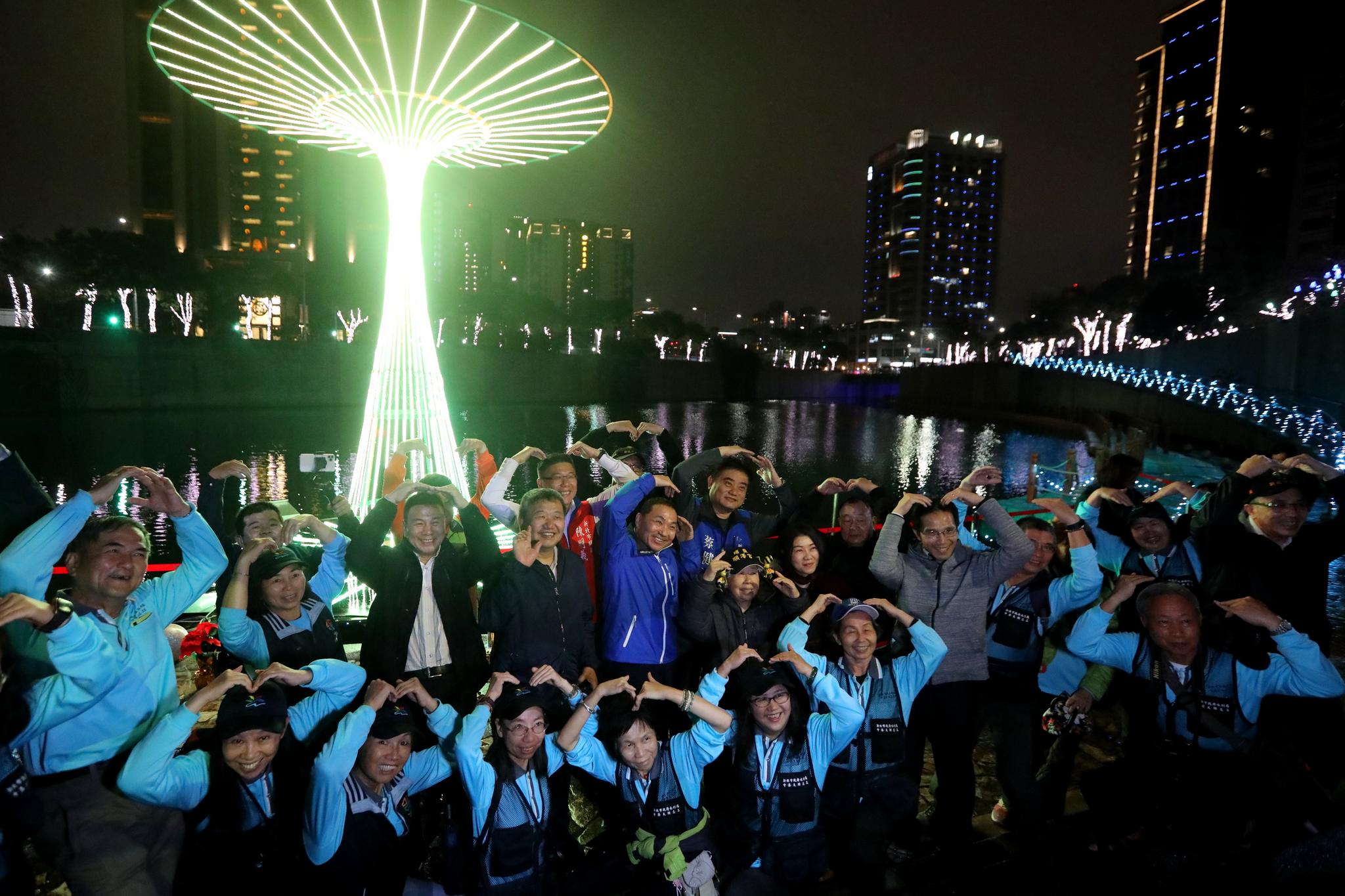 「幸福下一站-藍調中港」光雕，侯友宜市長歡迎市民朋友一起來散步賞燈