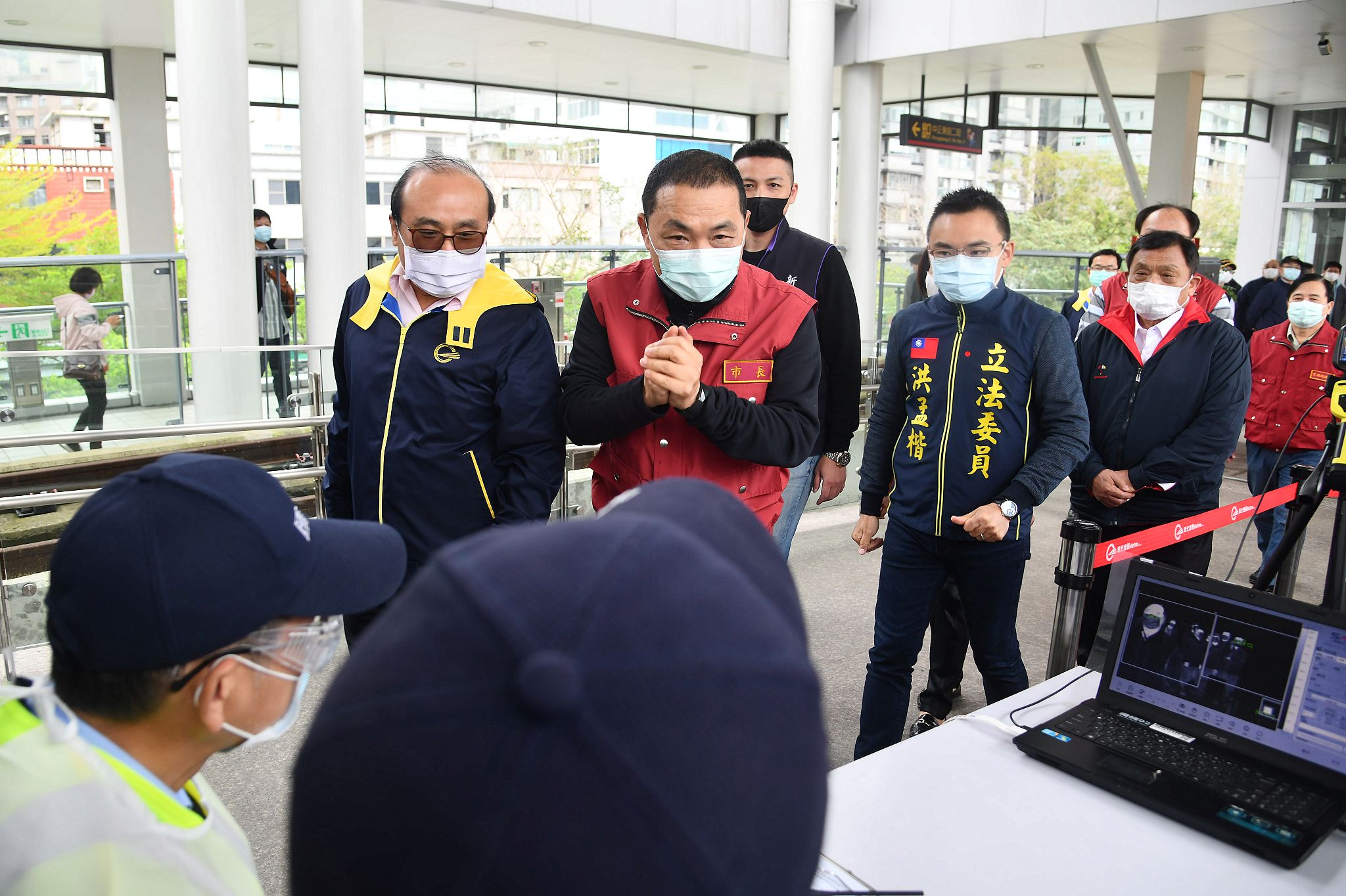 侯友宜市長視察淡海輕軌車站及車廂防疫措施。