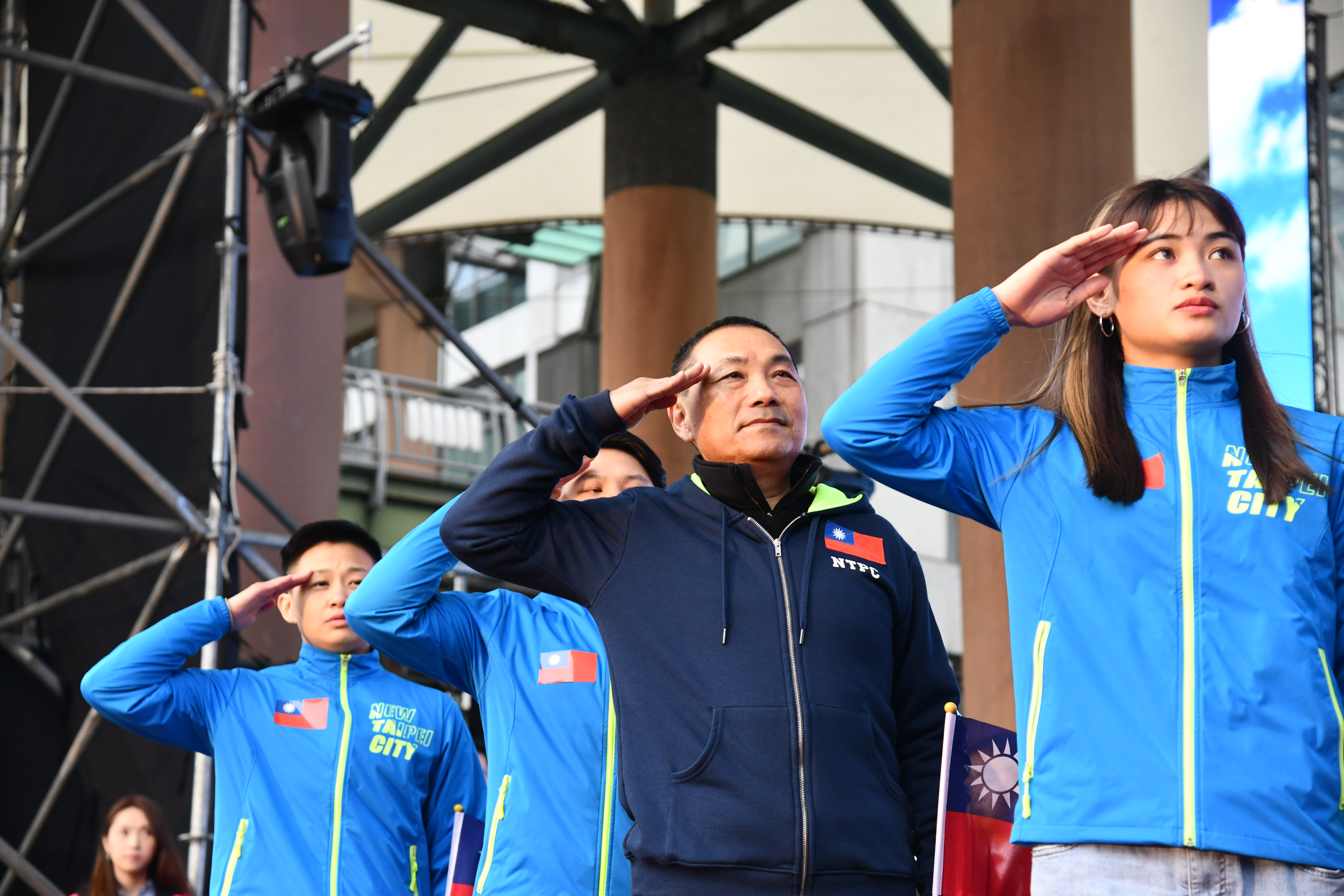全中運女子七項金牌陳彩娟(右一)參加109年新北市元旦升旗