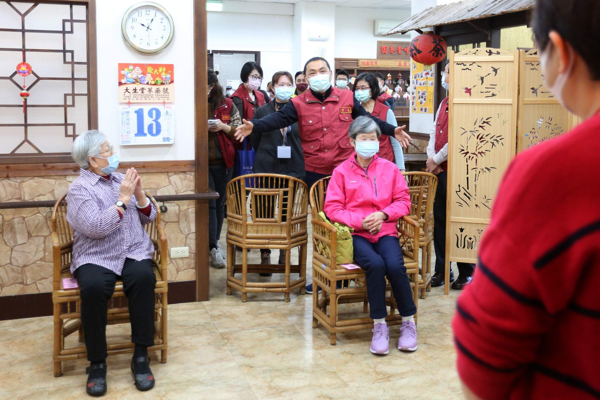 侯友宜市長訪視老人日間照顧中心，關心長輩日常生活並提醒帶好口罩保持安全社交距離